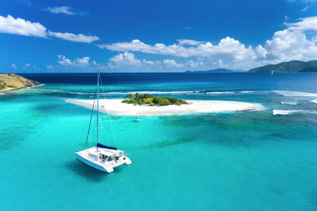 Entdecken Sie, warum Katamarane die beste Wahl für Ihren Phuket Yachtcharter sind.