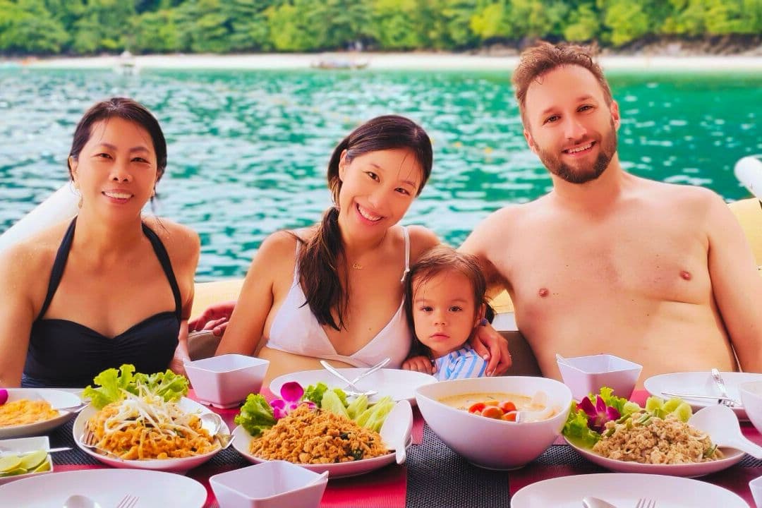 ประสบการณ์เช่าเรือยอชท์สุดหรูในภูเก็ต: การรับประทานอาหารบนเรือยอชท์ของ Faraway Yachting